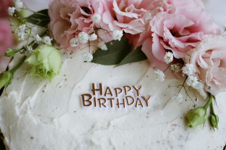 A birthday cake decorated with flowers. Imagem ilustrativa para 10 Ideias de Bolo de Aniversário Caseiro.