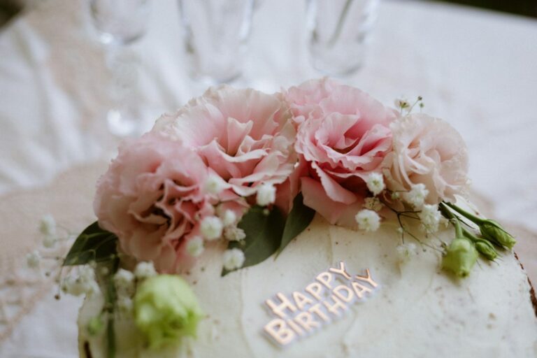 Happy birthday cake with flowers. Imagem ilustrativa para 10 Ideias de Bolos Vintage para Festas.