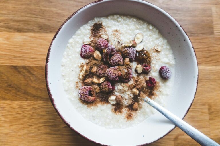 Rice porridge with frozen raspberries, cinnamon and honey. . Imagem ilustrativa para Arroz Doce Cremoso com Canela.