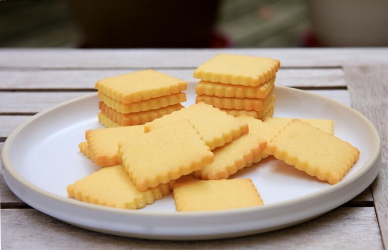 Biscoitos caseiros servidos em prato