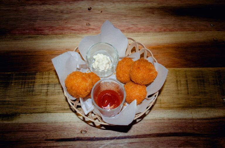 Bolinhas de Queijo Caseiras: Crocantes, Macias e Irresistíveis! pronto para servir