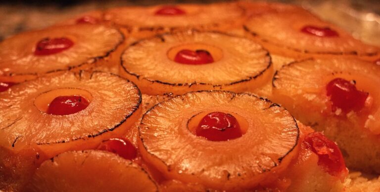 Bolo de abacaxi caramelizado com cerejas