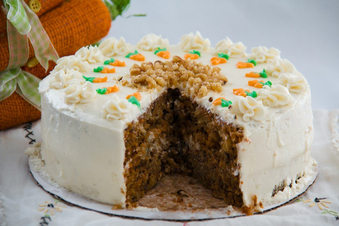 Carrot cake for daisydesserts.com. Imagem ilustrativa para Bolo de Cenoura com Laranja: A Combinação Perfeita para um Sabor Único.