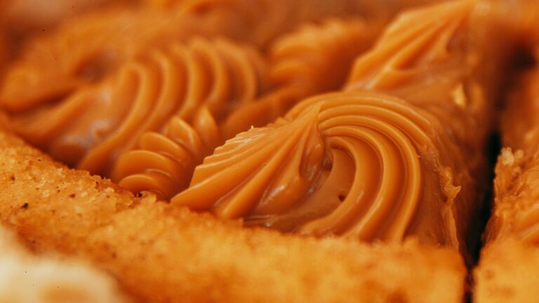 Delicious swirls of caramel filling a pastry. Imagem ilustrativa para Bolo de Churros Caseiro.