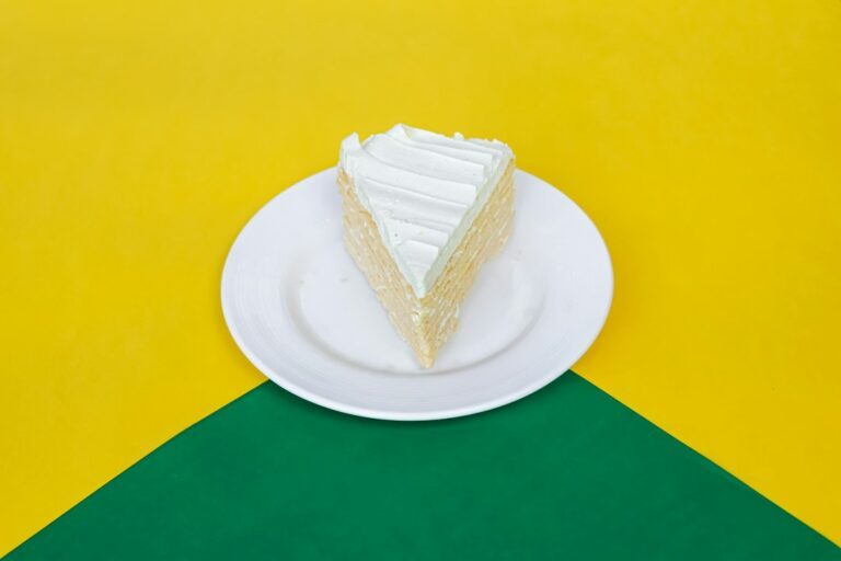 Fatia de bolo de milho cremoso em prato, imagem ilustrativa
