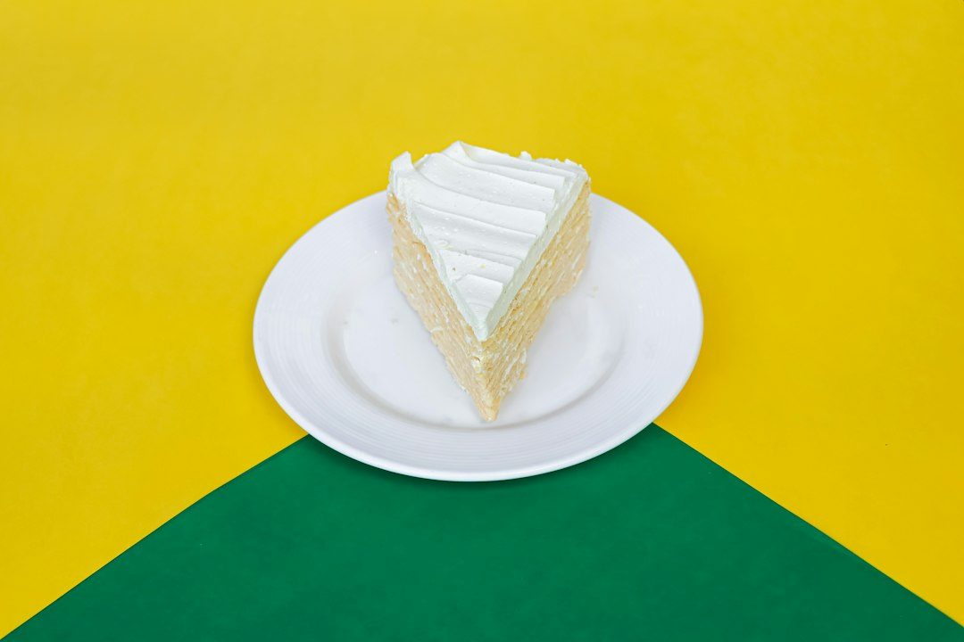Fatia de bolo de milho cremoso em prato, imagem ilustrativa