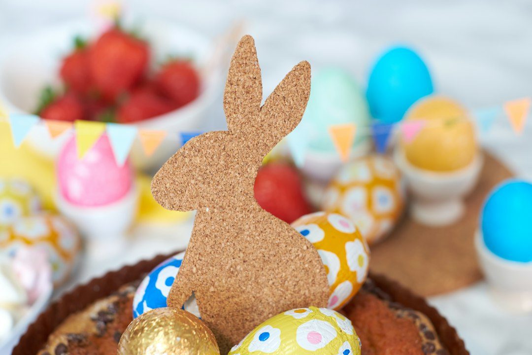 a table topped with a cake covered in chocolate eggs. Imagem ilustrativa para Bolo de Páscoa: Receita Deliciosa para Surpreender a Família.