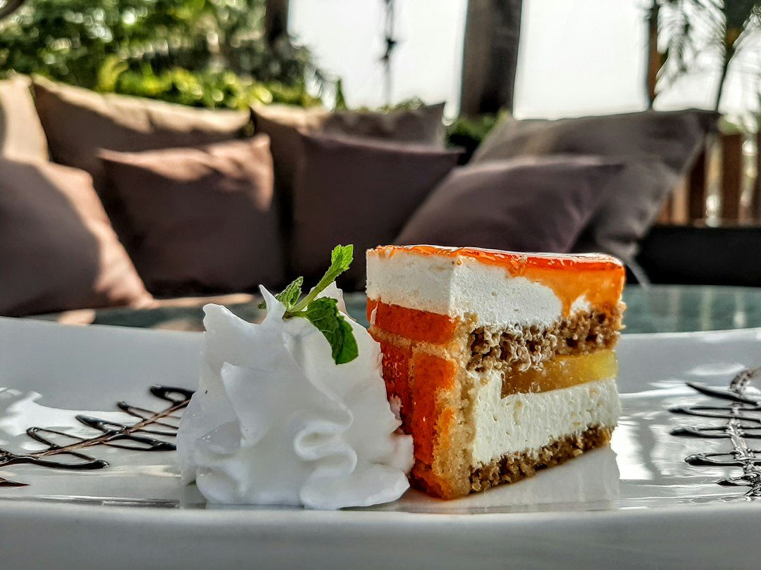 sliced cake on white ceramic plate. Imagem ilustrativa para Bolo de Pêssego Cremoso com Leite Condensado: Uma Receita Surpreendente.