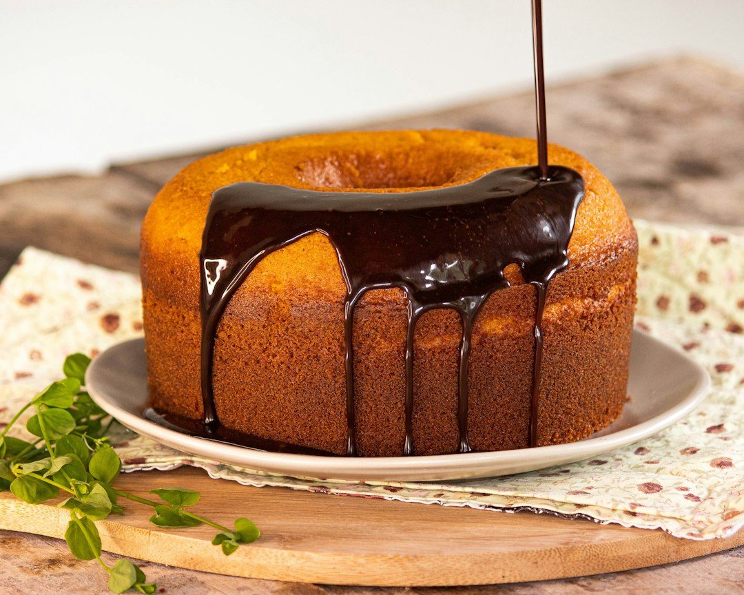 Bolo de cenoura em forma de anel com cobertura de chocolate