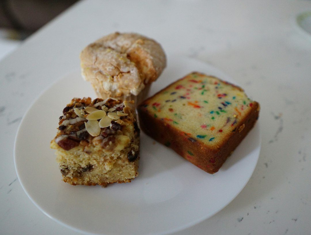 Assortment of cake slices and muffins. Imagem ilustrativa para Bolos Caseiros para Vender: Dicas de Planejamento.