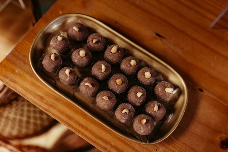 Bombons de chocolate com amendoim