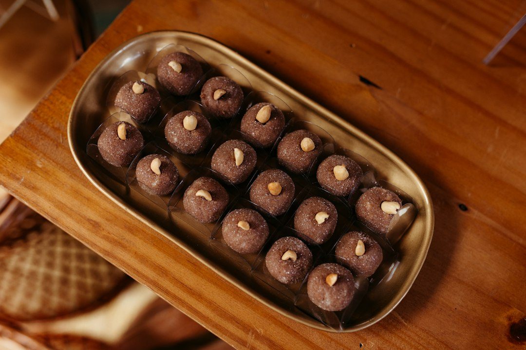 Bombons de chocolate com amendoim