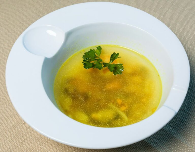 Yellow ginger soup close up. Imagem ilustrativa para Caldo de Mandioca Caseiro.