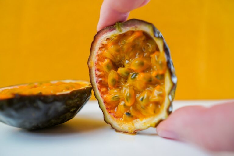 passion fruit. Imagem ilustrativa para Creme de Maracujá com Chantilly e Chocolate.