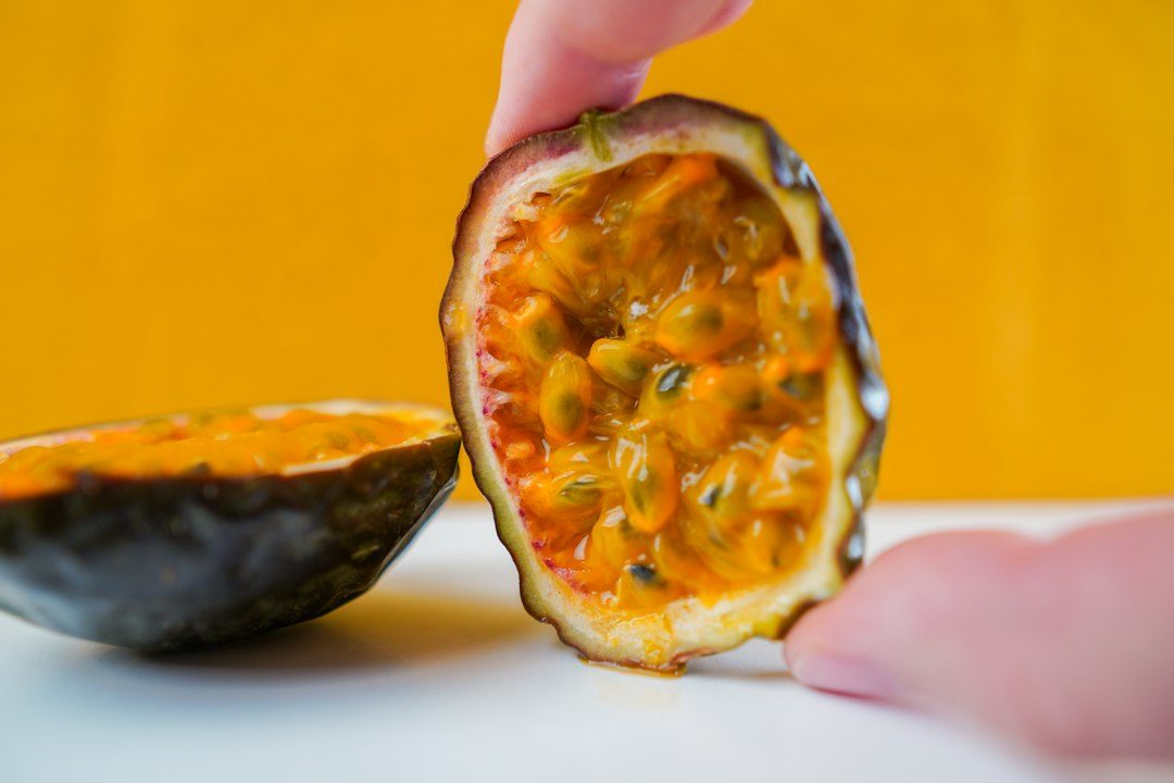 passion fruit. Imagem ilustrativa para Creme de Maracujá com Chantilly e Chocolate.