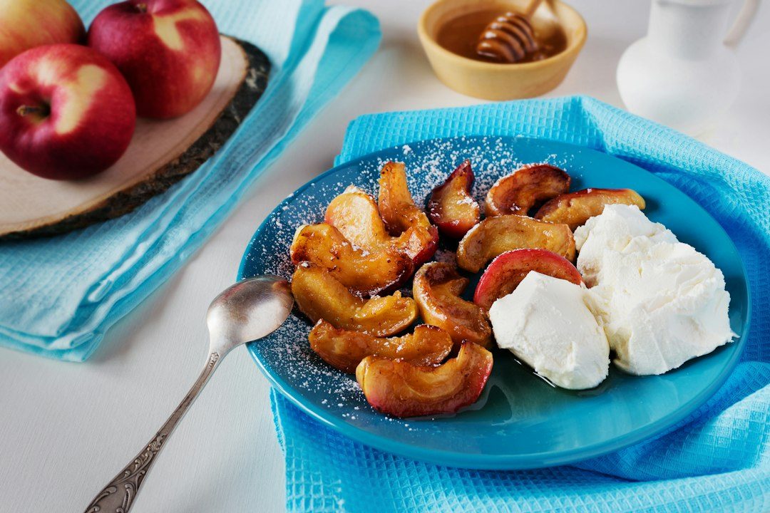 Fried apples with cheese and sugar powder. Imagem ilustrativa para Faça um Lanche Delicioso de Maçã em 5 Minutos!.