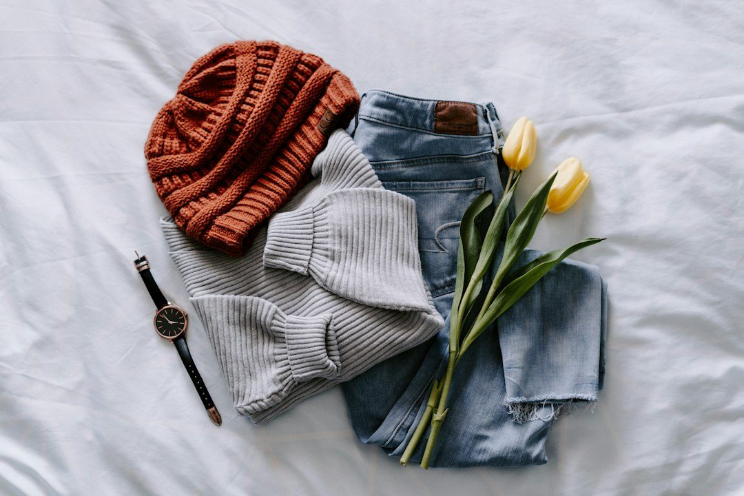 Jeans, suéter e acessórios para compor um look