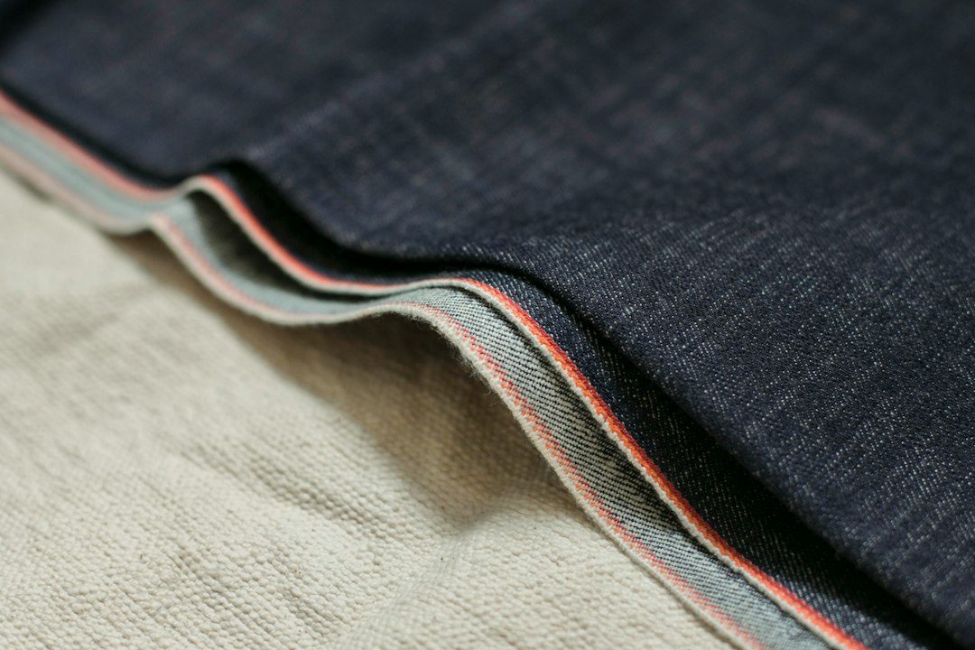 Detalhe da barra de uma calça jeans