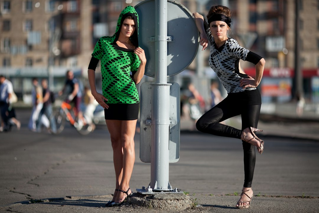 Duas mulheres com looks contemporâneos em uma rua