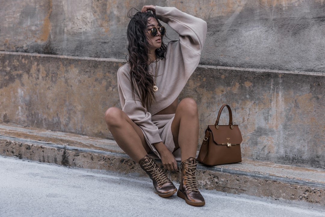 Mulher com vestido e botas em look casual elegante