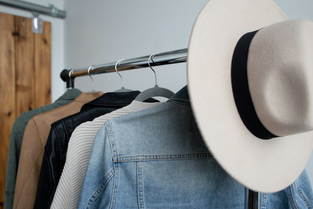 Peças de roupa penduradas em um guarda-roupa