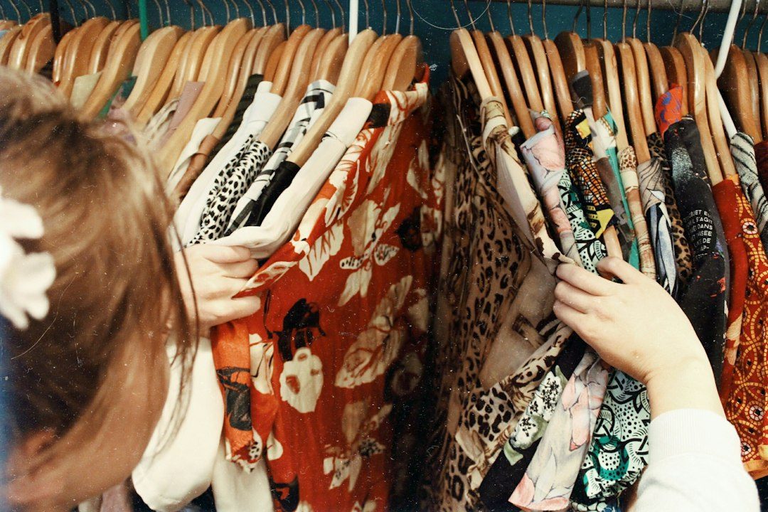 Araras de roupas em loja de peças de segunda mão