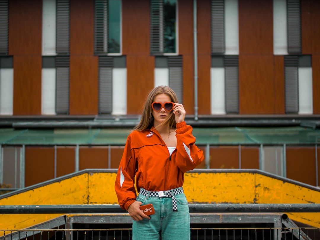 Mulher compondo um look pessoal com óculos de sol