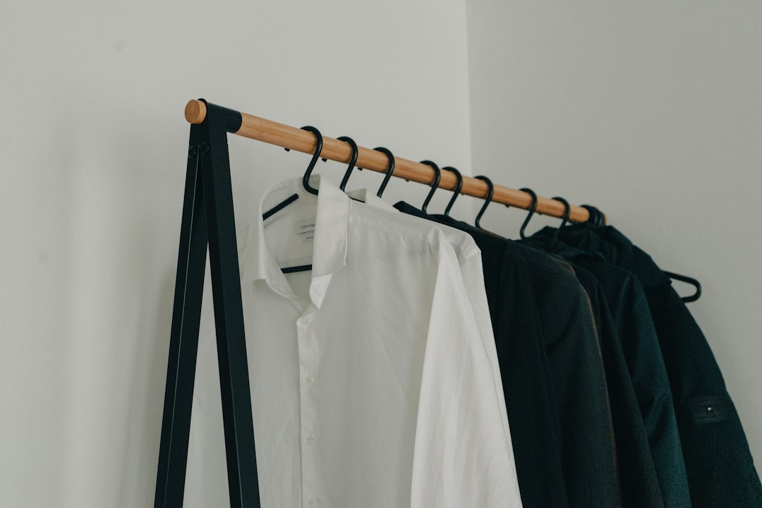 Camisas organizadas em cabides