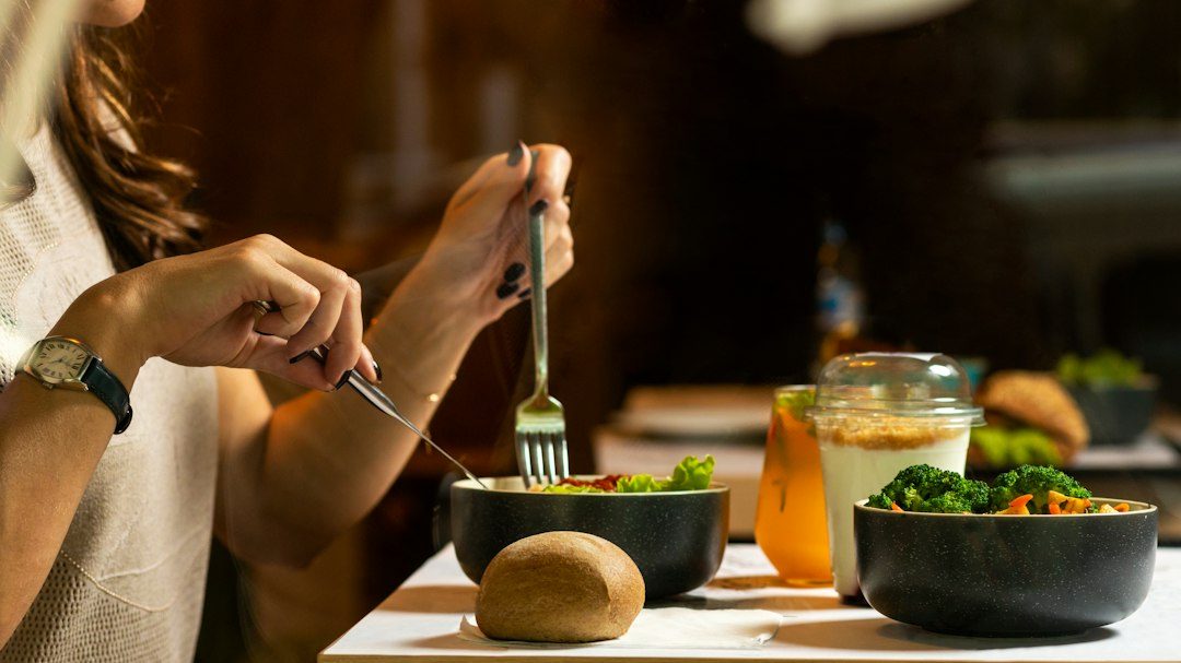 Mulheres à mesa com salada