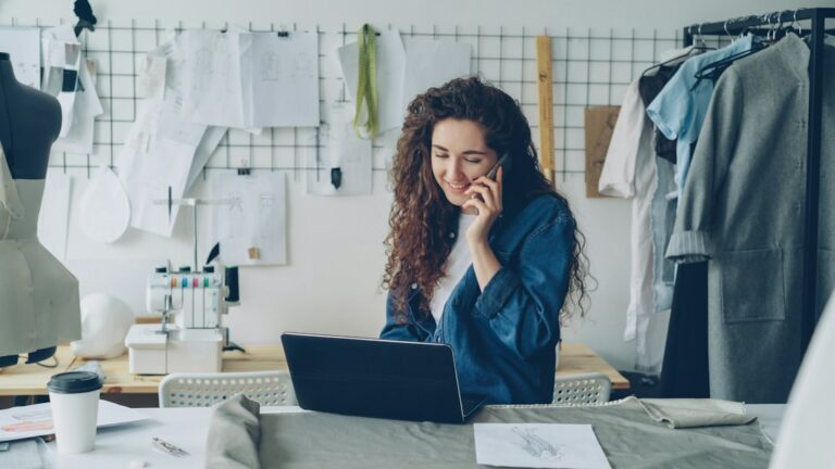 Empreendedora trabalhando em uma loja de roupas