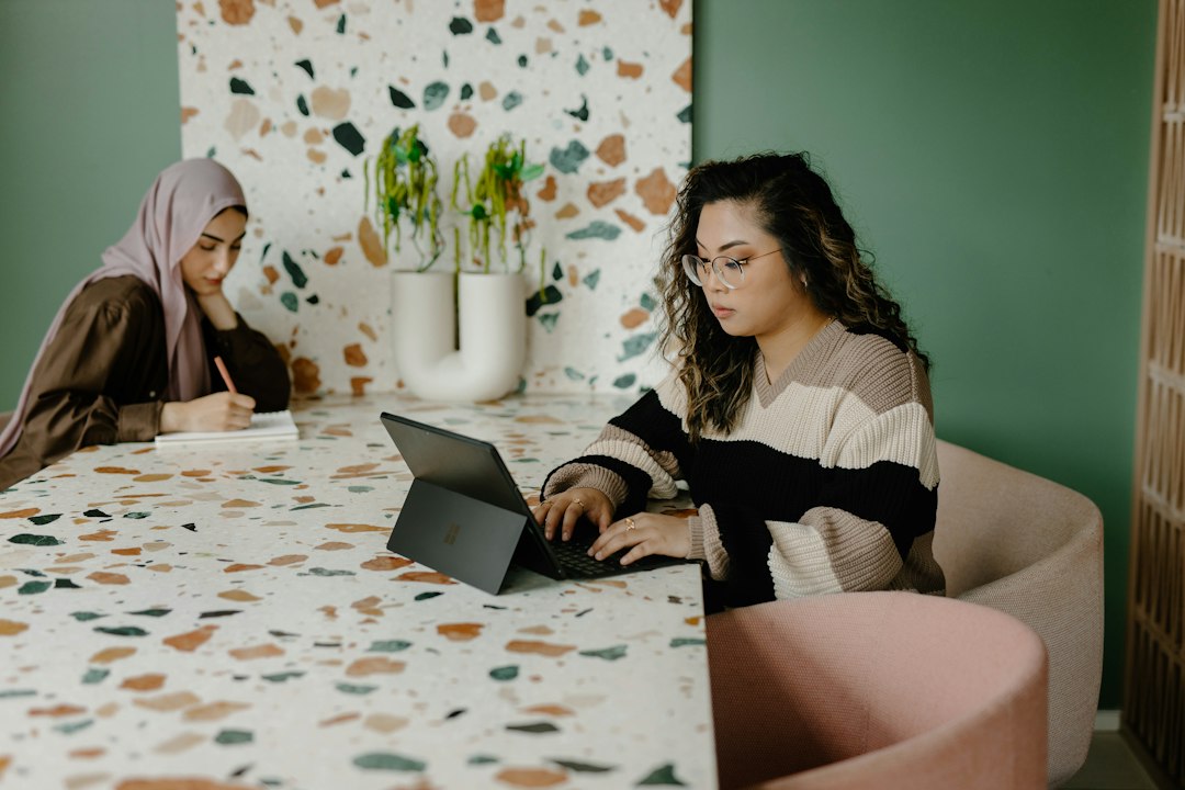 Mulheres trabalhando juntas em uma mesa