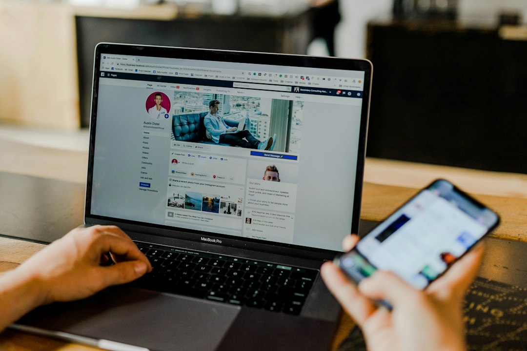 Tela de computador e telefone com página de rede social