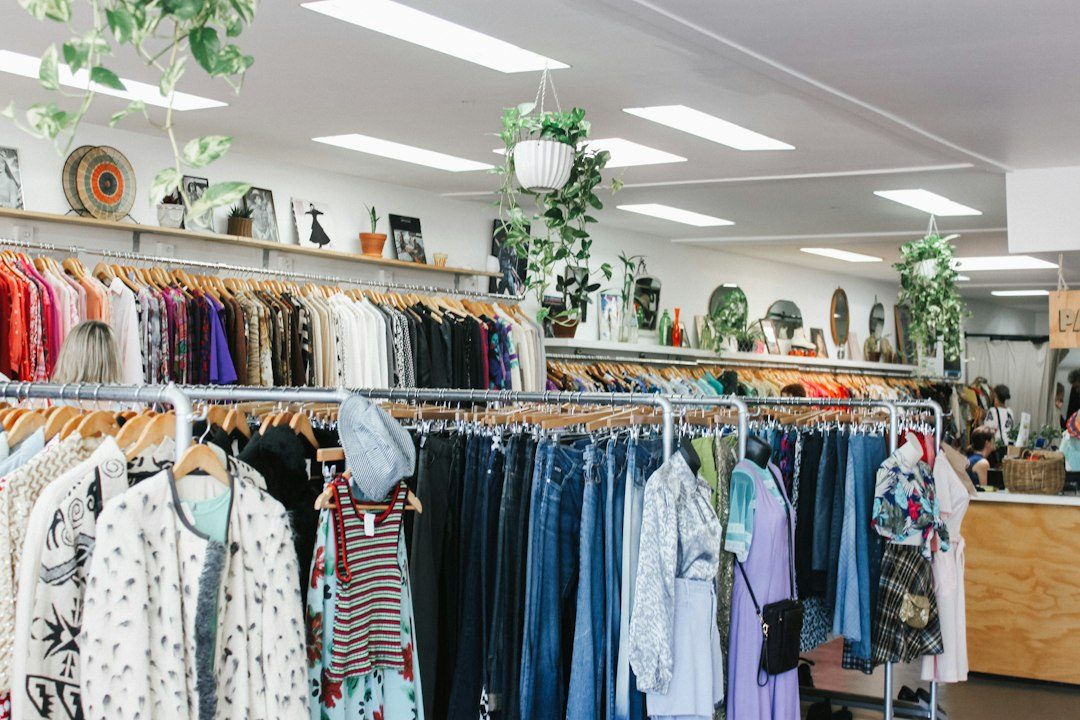 Arara de roupas em brechó