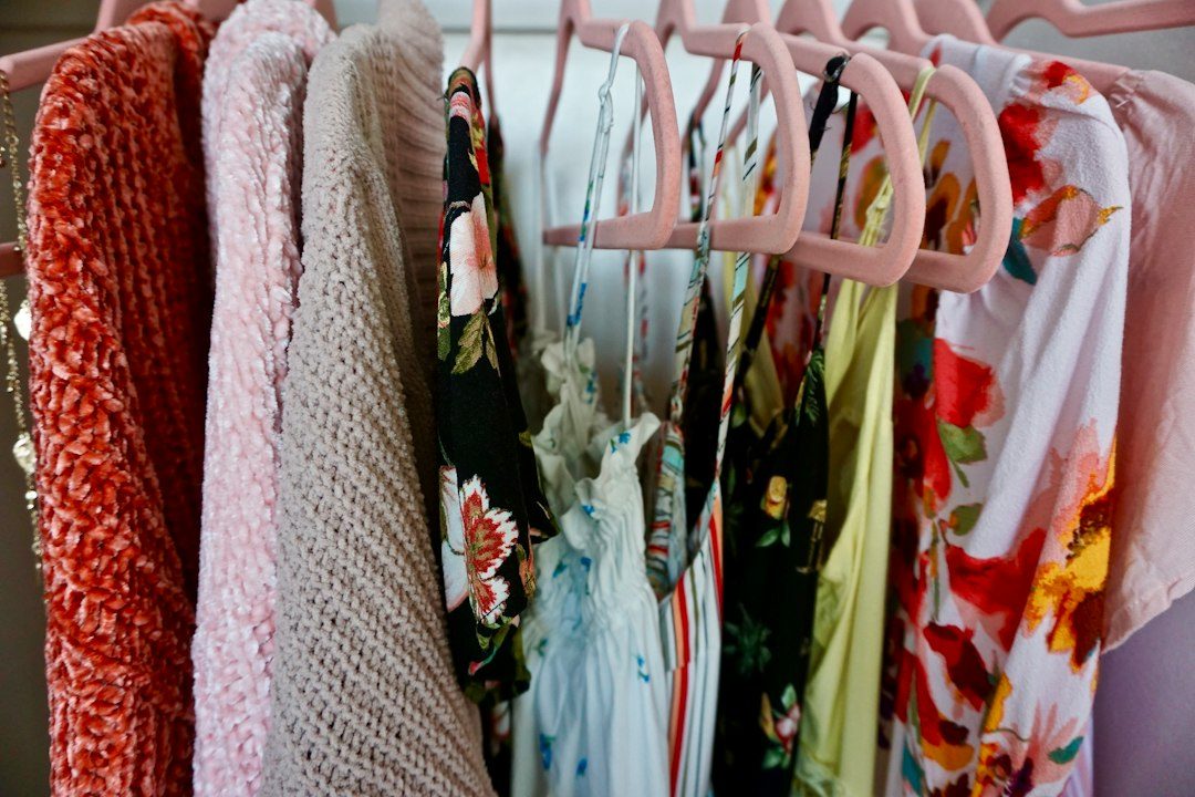 Vestidos e outras roupas pendurados no guarda-roupa