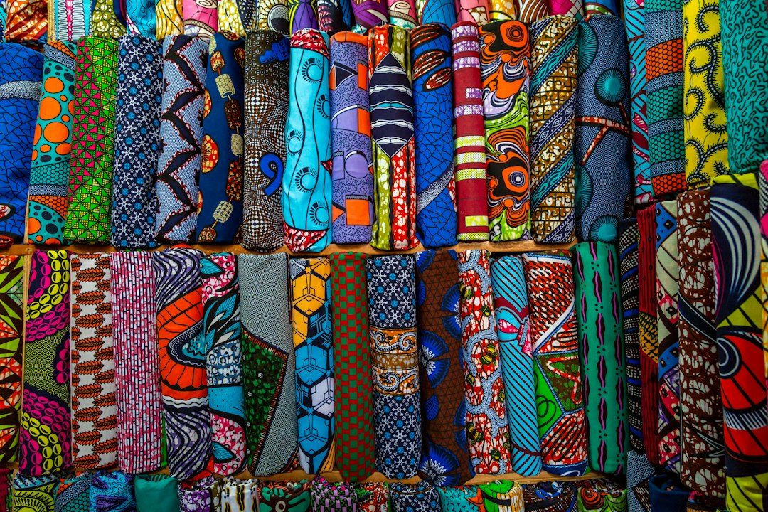 Tecidos coloridos com estampas variadas