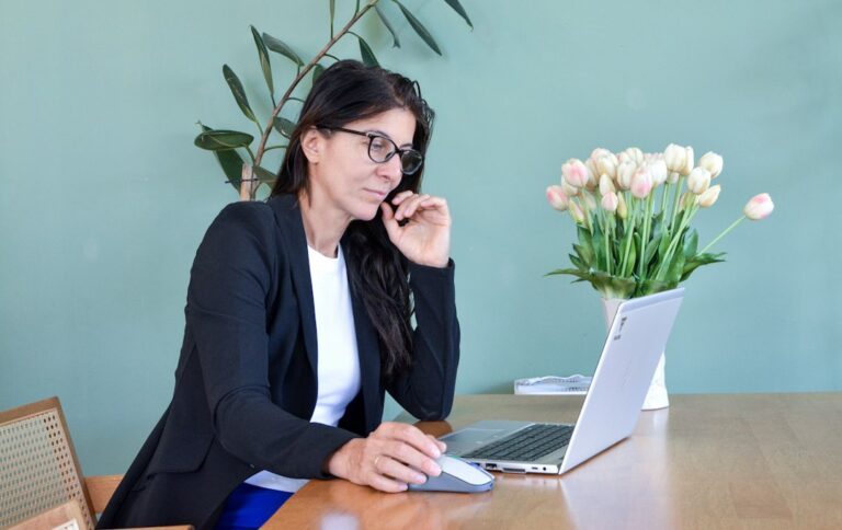 Profissional trabalhando com computador em café