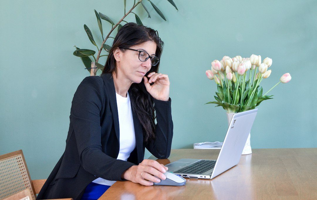 Profissional trabalhando com computador em café