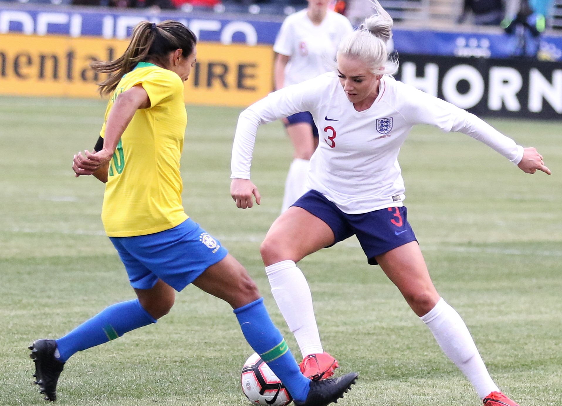 Marta disputa a bola com Alex Greenwood em partida de futebol