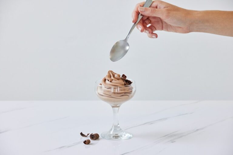 Mousse de chocolate servida em taça