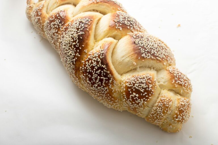 Challah for Shabbat on the light background. Imagem ilustrativa para Pão Trançado Fofinho com Coco: Uma Receita Fácil e Deliciosa!.