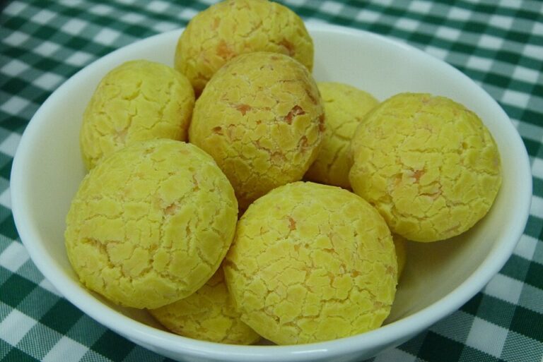 Pães de queijo tradicionais assados
