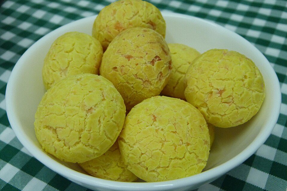 Pães de queijo tradicionais assados
