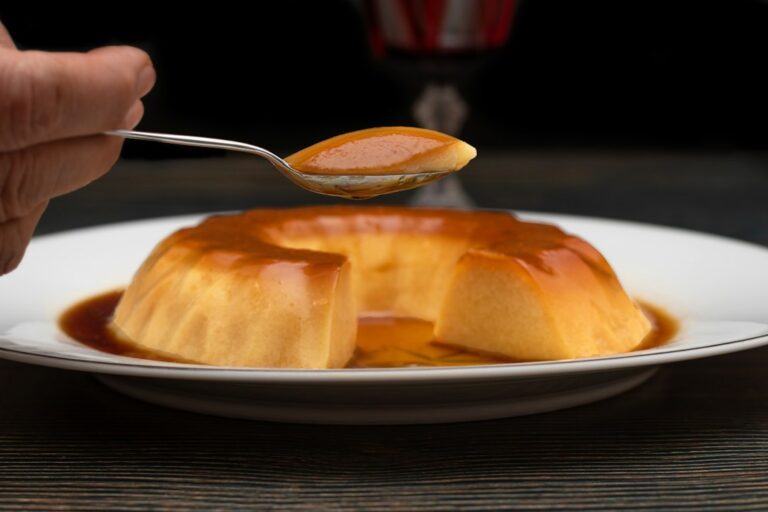 Pudim com calda de caramelo, imagem ilustrativa