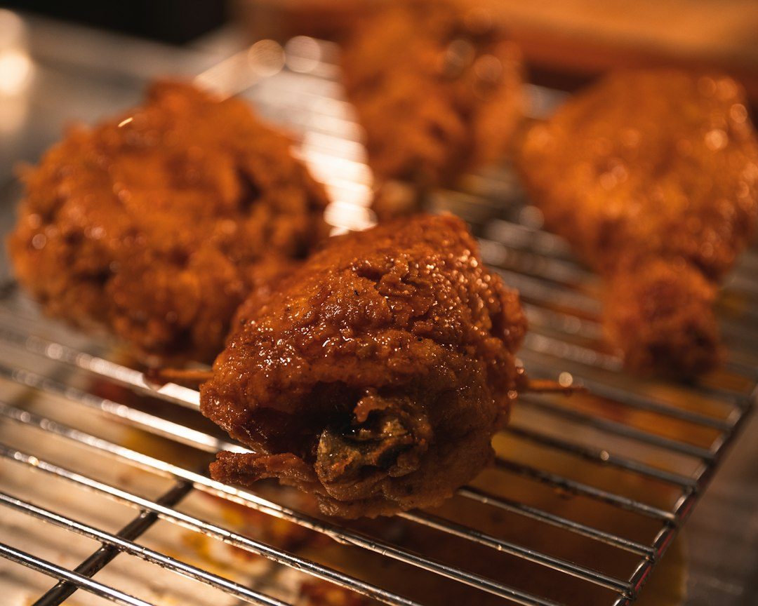 Nashville Hot Chicken. Imagem ilustrativa para Receita de Frango Crocante Assado com Mel Picante.
