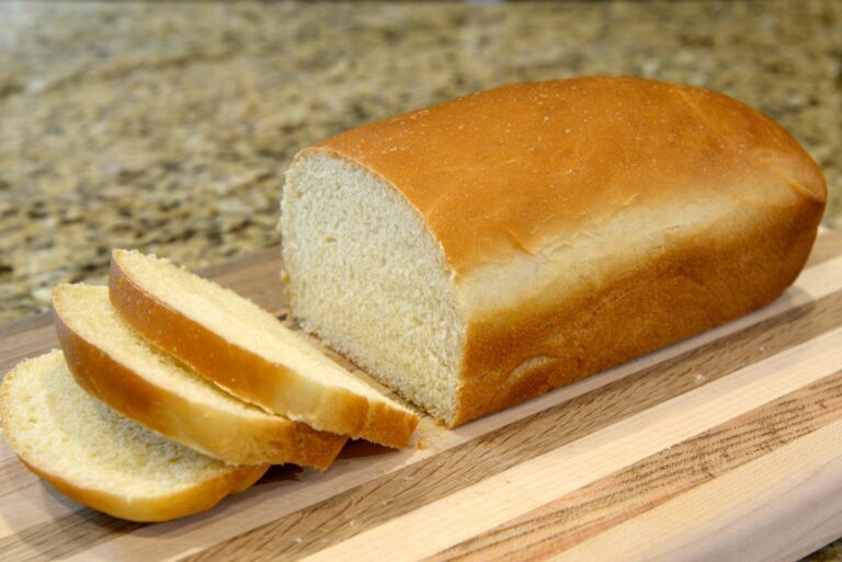 I made this bread from scratch using a recipe that has been in our family for 35 years. My uncle makes it every Christmas. I've always enjoyed eating it, but I am amazed at how much I enjoy making it. . Imagem ilustrativa para Receita de Pão Caseiro Fofinho da Vovó: O Segredo para um Pão Perfeito.