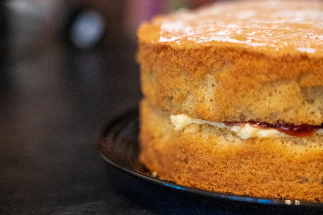 A freshly baked, homemade Victoria Sponge cake.. Imagem ilustrativa para Receitas Fáceis de Bolos Caseiros que Sempre Dão Certo!.