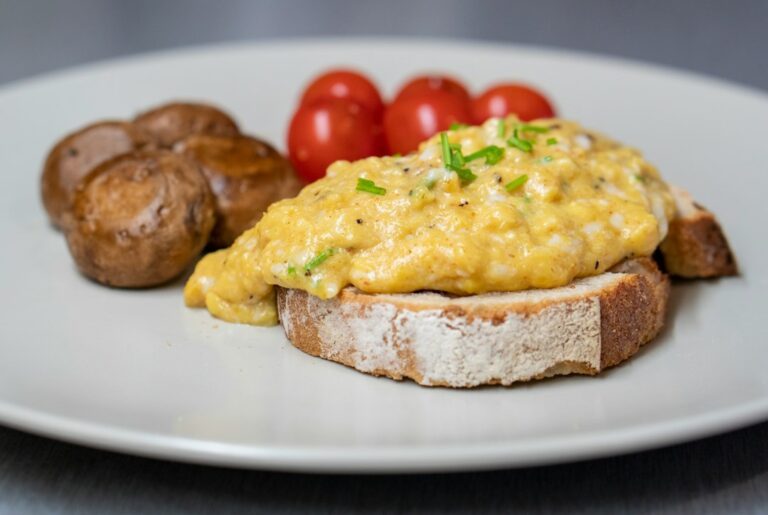 egg omelet. Imagem ilustrativa para Salsicha Ralada com Ovos e Queijo.