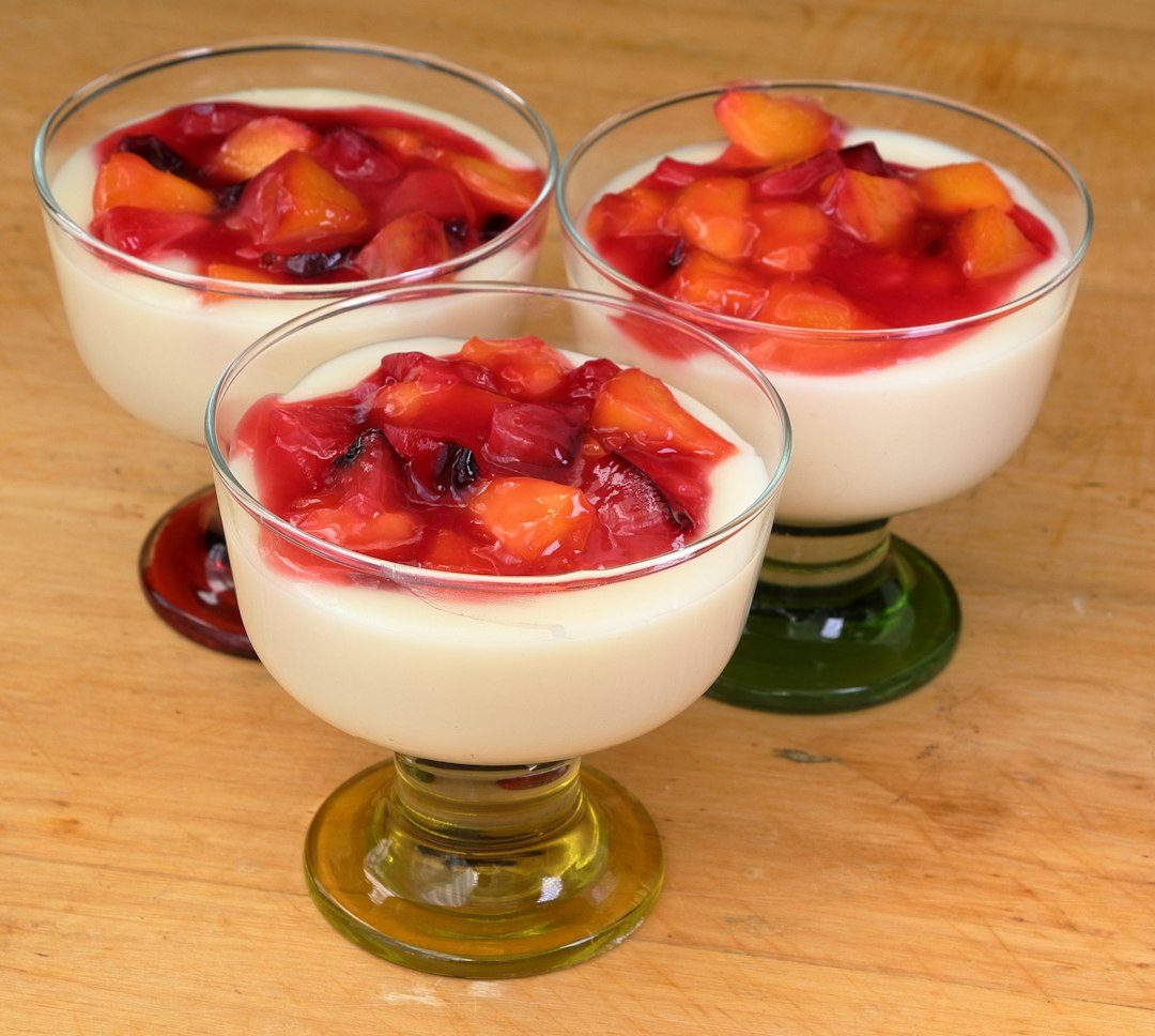 Taças de sobremesa cremosa com frutas, imagem ilustrativa