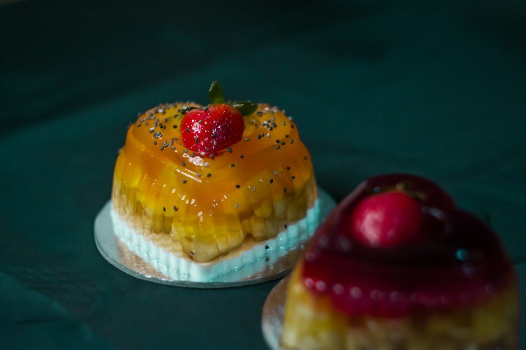 Sobremesa gelada de morango e frutas, imagem ilustrativa
