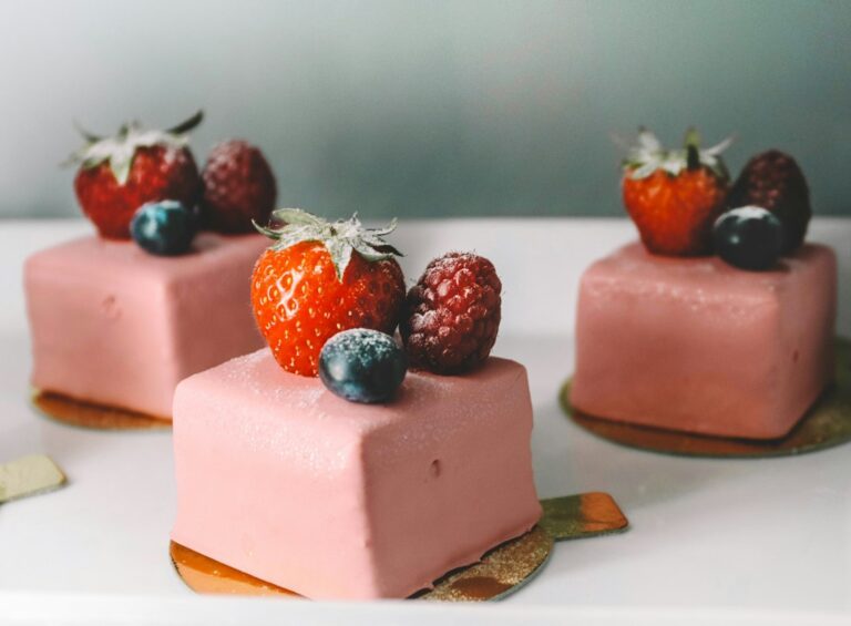 Sobremesa de morango com creme, imagem ilustrativa
